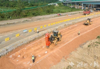 武黃高速改擴(kuò)建工程進(jìn)入主線路基施工